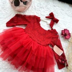 Robe rouge avec broche