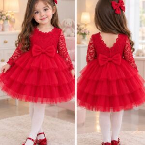 Robe rouge avec broche