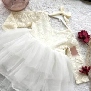 Robe blanche avec broche