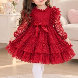 Robe rouge avec broche dentelle